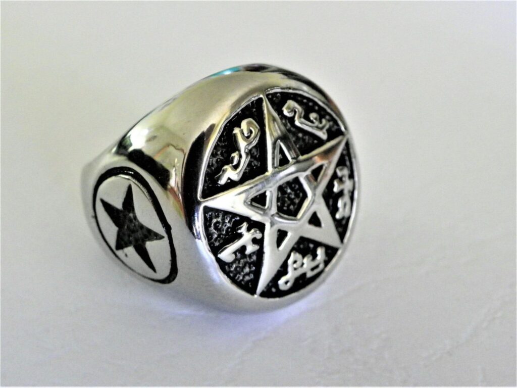 Rituel puissant avec une bague de commerçant pour attirer les clients