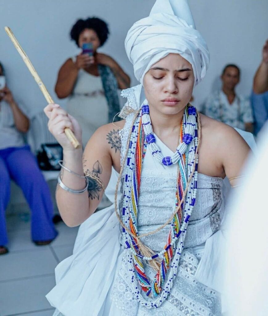 Le pacte avec Mami Wata attire depuis des siècles l’attention des chercheurs spirituels et des passionnés de mystère. Mami Wata, Reine des eaux, est le génie aquatique associé aux rivières, aux chutes et aux profondeurs sacrées où se cachent les secrets anciens. Elle symbolise la richesse, la fertilité et l’initiation mystique.