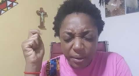 
Prière puissante de protection immédiate avec bougie et visualisation pour purifier l’aura et repousser les énergies négatives
