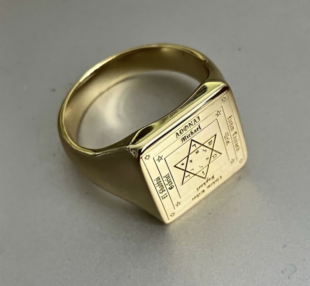 Les symboles gravés sur une bague mystique pour attirer les clients